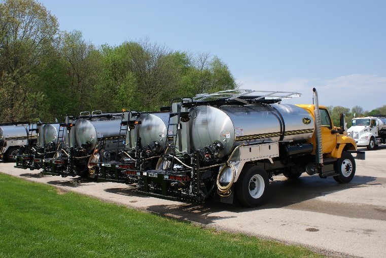 Camiones distribuidores de asfalto utilizados para el mantenimiento del asfalto