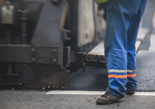 Un contratista trabaja para reparar una carretera de asfalto. Hacer el trabajo más fácil con el mejor nombre en Crack Sealers en Tennessee, Etnyre.